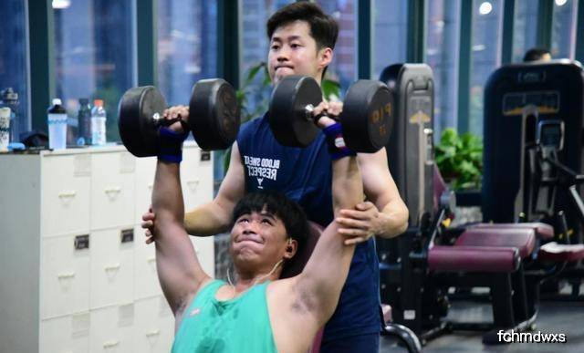 男子因汗多味大被健身房退卡，一场关于尊重与理解的尴尬经历