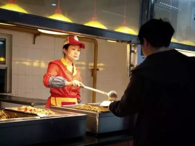 食堂阿姨一句叮嘱，让全场响起掌声