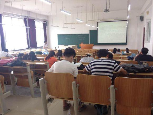 某高校学生被辅导员等人扭送至公安，一场意外的教育风波