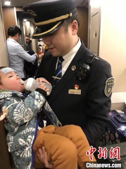 2岁幼童高铁突发惊厥，一场突如其来的考验