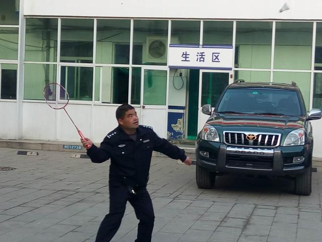 马路上的羽毛球赛，交警的温馨提醒与安全警示