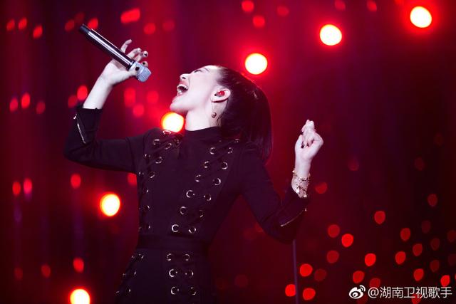 中国歌手在英国街头唱主角，一场跨越国界的音乐邂逅