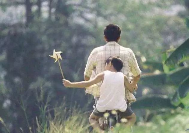 父爱如火，儿子割皮相助——一场关于爱的重生