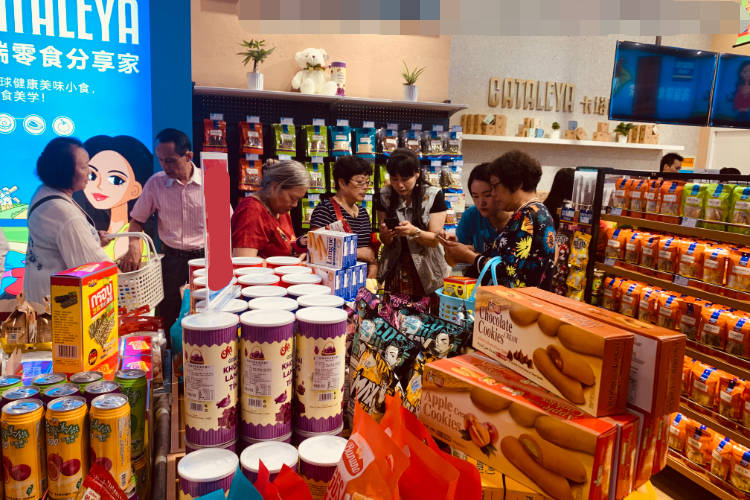 顾客买到4元过期零食凭证据获赔千元，一次意外的小胜利