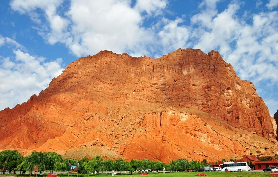 吐鲁番火焰山，地表温度飙至84℃的炙热奇观