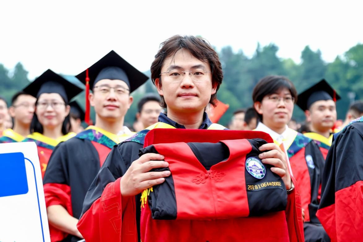 00后本科生抱儿子参加毕业典礼，青春与传承的奇妙碰撞