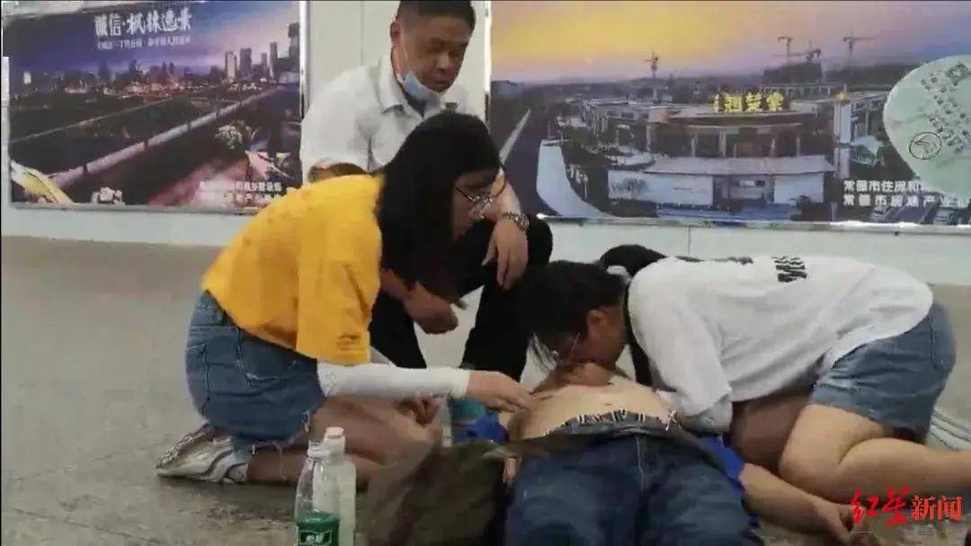 广州两名大学生放弃旅程救人获奖励