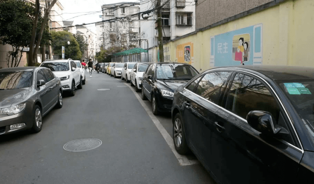 女子占用车位遭业主声援淹没