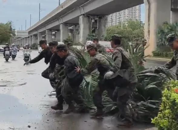 贵港高中被困师生高呼，解放军来了！